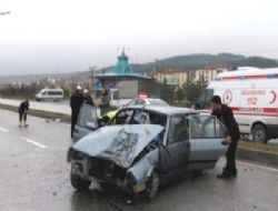 Otomobil  direğe çarptı: 5 yaralı